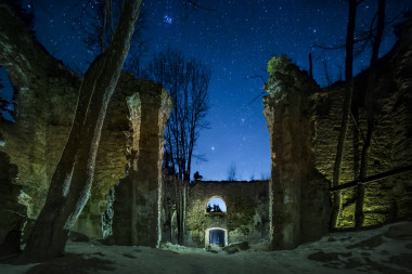 Zřícený kostel a mrtvý tajemník, Zdoňov