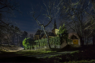 Devítka loupeživých, Kostelec u Heřmanova Městce
