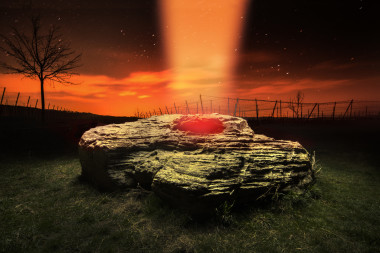 Čertův kámen, měsíc a megality